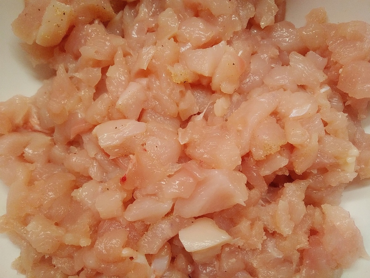 Нарезанное куриное филе. Фото Krasa-TULI