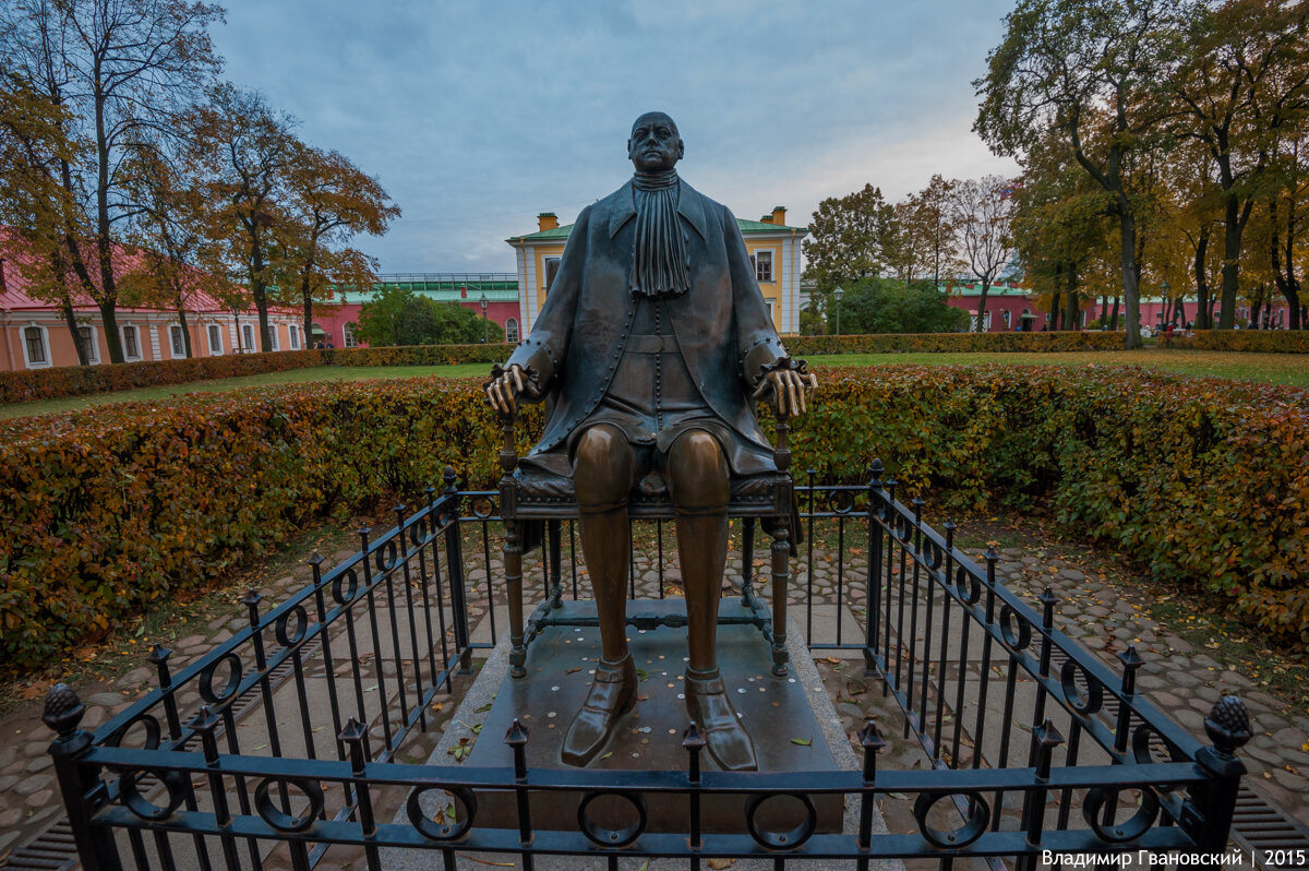 Памятник петру первому в петропавловской крепости фото