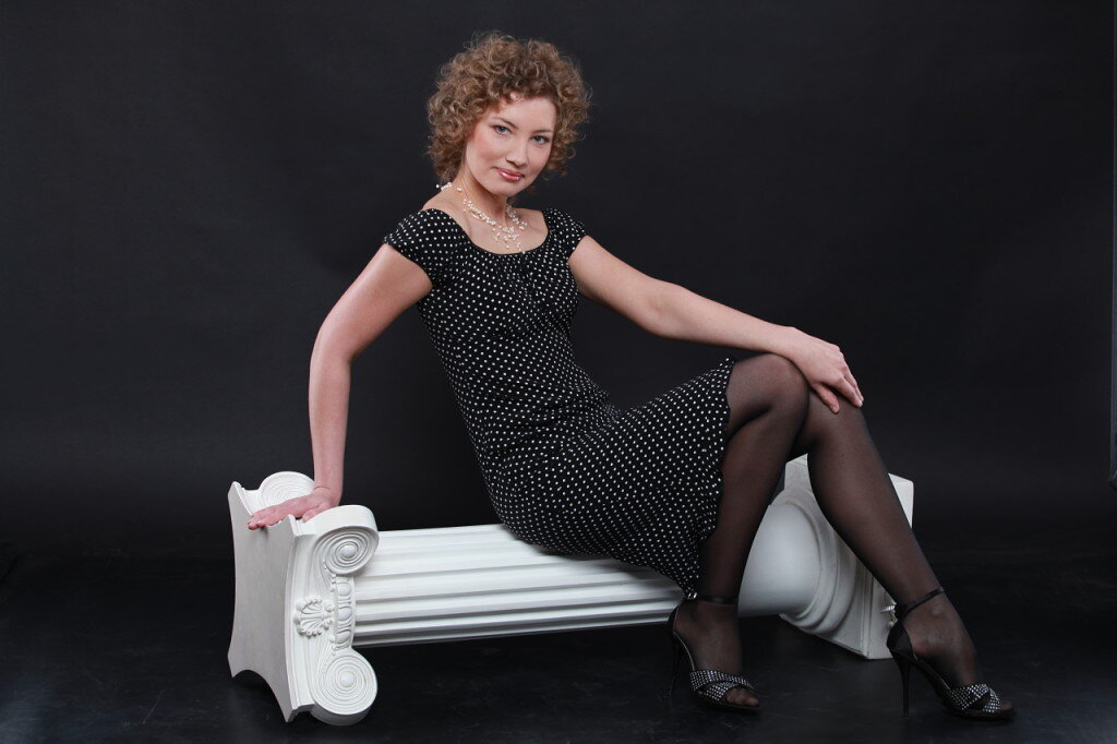 В назначенное время мы пришли по указанному адресу. Нас встретил очень радушный коллектив фотостудии. Перед началом фотосессии нам сделали макияж и прическу. Эмоции зашкаливали уже на этапе «посмотрите в зеркало». Образ совершенно непривычный. Кажется, что отражение в зеркале – это не ты. Фотосессия началась! Фотограф болтает с тобой, старается тебя выводить на эмоции, задает вопросы, смешит, ловит моменты и снимает, снимает, снимает. Проходит минут 5-10 и ты уже не зажат, раскрепостился и тебе, да! Нравится процесс! Смена нарядов, подбор образа, аксессуаров….час времени пролетает незаметно. Фотографу нужно немного времени для обработки отснятого материала. 