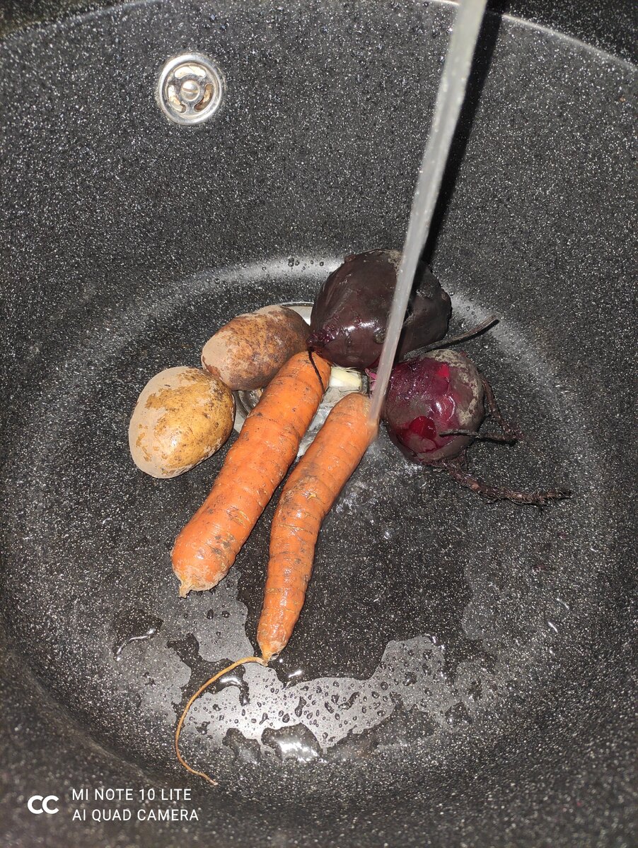 В преддверии новогодних праздников я буду с вами делиться разными лайфхаками и простыми рецептами из доступных продуктов чтобы Вы могли вкусно и не дорого накормить и удивить  всю семью и гостей необычными блюдами.
Этим способом приготовления (отваривания овощей за 10мин.)  пользуются очень давно, но как оказалось не все его ещё знают. Поэтому я решила с вами им поделиться и рассказать пошагово.
Овощи (свеклу, морковь, картофель) помыть и уложить в полейтиленовый пакет.
