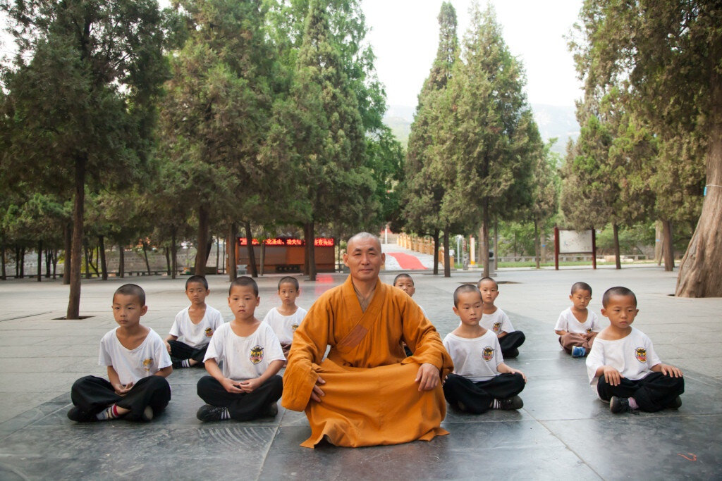 Мастер Ши Янбин и его ученики. Монастырь Шаолинь, Китай.