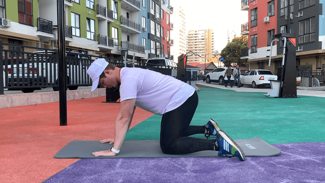 Движение тазом назад "стопы в стороны"