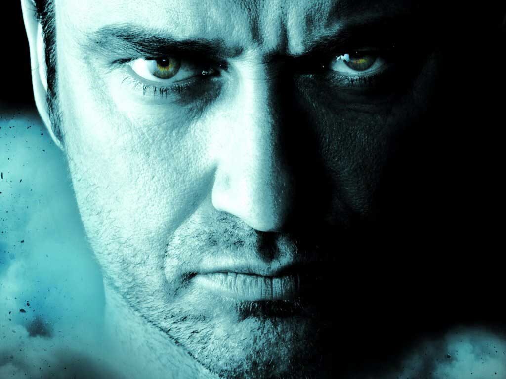 Законопослушный гражданин 2009

Американский драматический триллер, фильм стал одним из самых ожидаемых в 2009 году.

Окружной прокурор пошёл на сделку с преступниками и освободил их из тюрьмы. Тогда человек, чьи жена и ребёнок погибли от рук убийц, решает отомстить прокурору, совершив правосудие самостоятельно. Его ловят и сажают в тюрьму, но он неожиданно ставит ультиматум: он будет убивать, не выходя из-за решетки, если его требования не будут выполнены. Смешное заявление, но вскоре люди правда начинают гибнуть...



