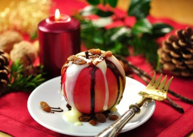 Быку придутся по вкусу запеченные яблоки. Приготовить такой новогодний порционный десерт можно с разными начинками.
