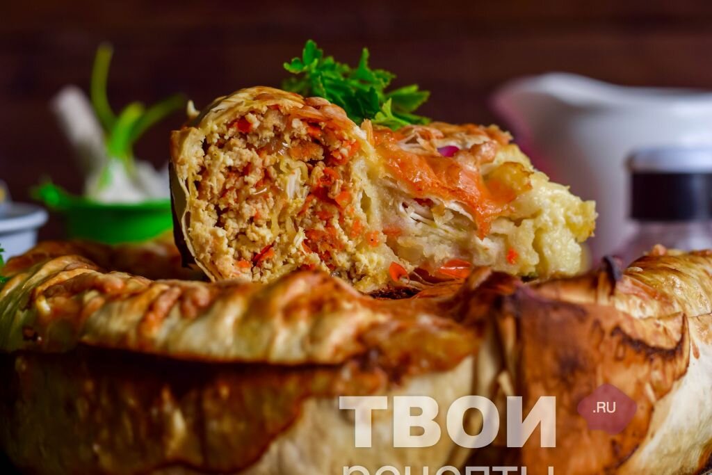 Запеканка в лаваше – очень быстрый вариант приготовления вкуснейшего блюда для всей семьи. Для начинки запеканки можно выбирать абсолютно различные вариации компонентов – грибы, овощи, мясо, творог, сыры, яйца с зеленым луком, рис и т.д. По вкусу такие запеканки получаются просто изумительными. А для хозяюшек, которые только начинают осваивать азы выпечки, такая запеканка станет отличным стартом, ведь пропечься она сможет однозначно, и итоговый результат порадует всех без исключения. Главное, начинку не нужно брать слишком «мокрую». Запекается такая запеканка в лаваше буквально за 15 минут, а если все продукты для начинки подготовить заранее, весь процесс не отнимет более 20 минут вашего времени. 