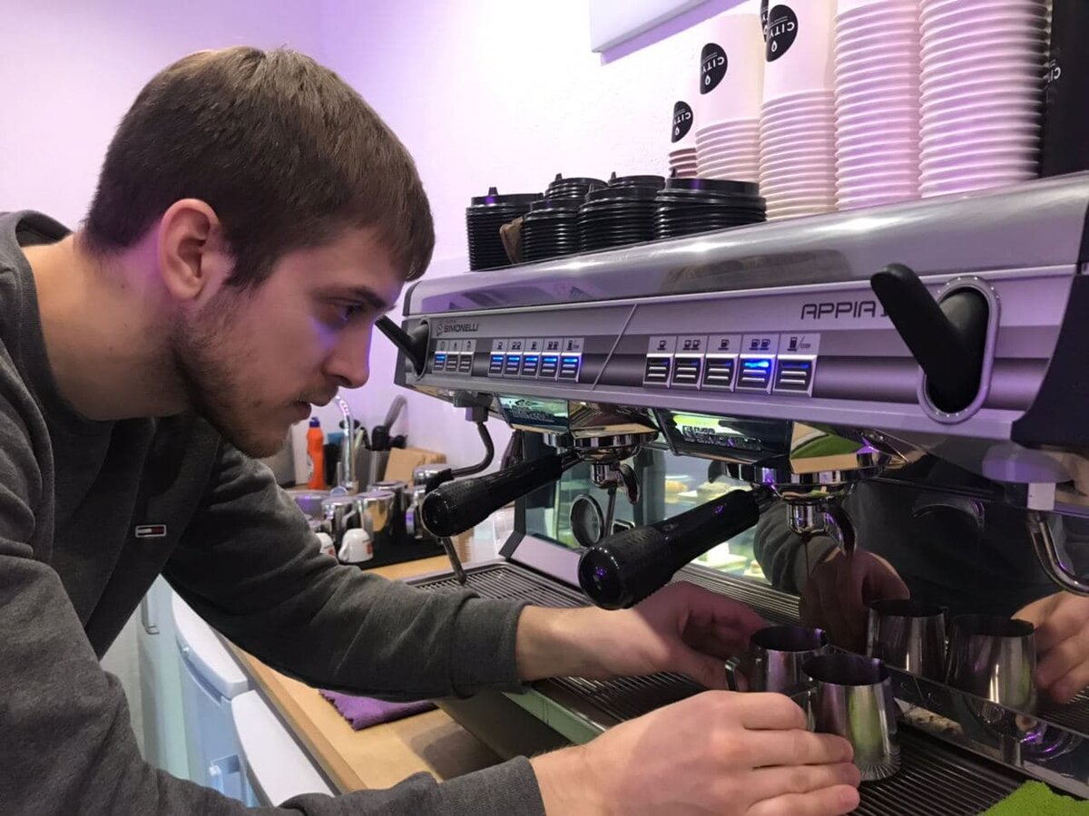 Фотографии со старой работы не сохранились, но модель кофемашины осталось той же. На фото идет процесс приготовления эспрессо.  