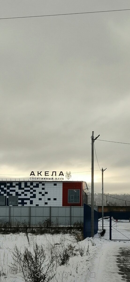 На подходе к клубу. Очень красиво сквозь тучи светило солнце.)