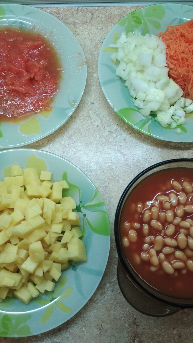 Готовим продукты к обработке. Картошку и лук нарезаем кубиками,морковь и помидор натираем на мелкой тёрке. Шкурку от помидора не использовала, только мякоть.
