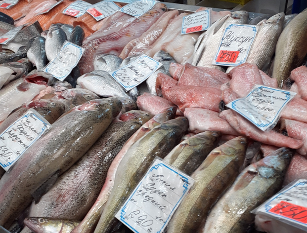 Рыбное раздолье. И ценовое. Судак Ладожский средний 290 руб. Муксун 750 руб. Фото автора