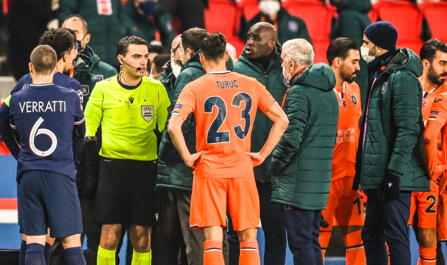 Разборки длились долго. Лысый негр в центре  - Демба Ба, помощник тренера Турецкого клуба возмущался больше всех.  фото: картинки яндекса.