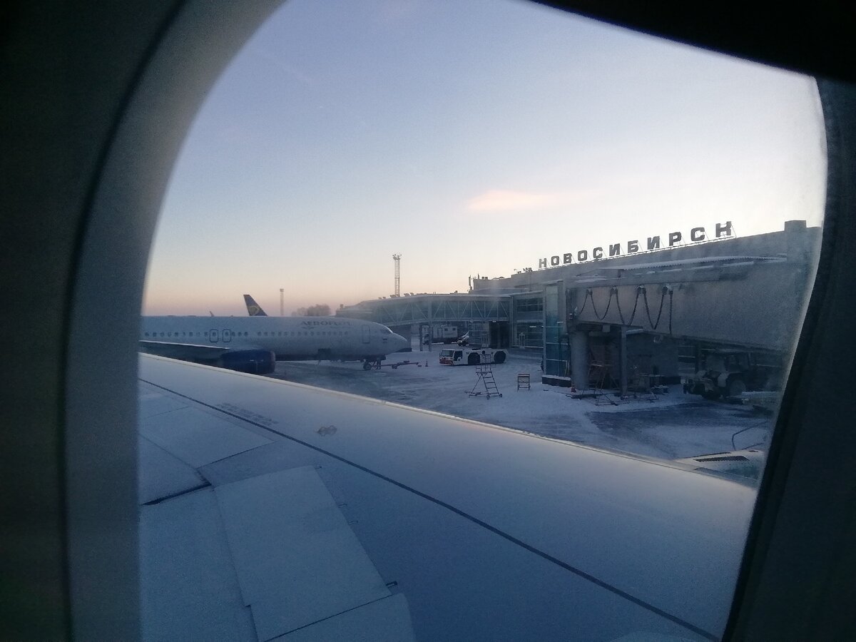 Фото из самолета из окна в аэропорту