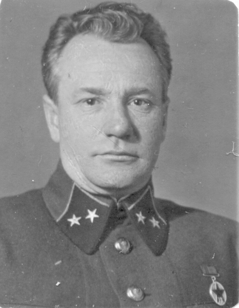 Иван Андреевич Пресняков (1893—1943) — советский военный деятель, генерал-майор (1940), участник Гражданской и Великой Отечественной войн. Командир 5-ой ополченческой дивизии. Источник фото https://ic.pics.livejournal.com/stariy_voin/66376586/335959/335959_original.jpg