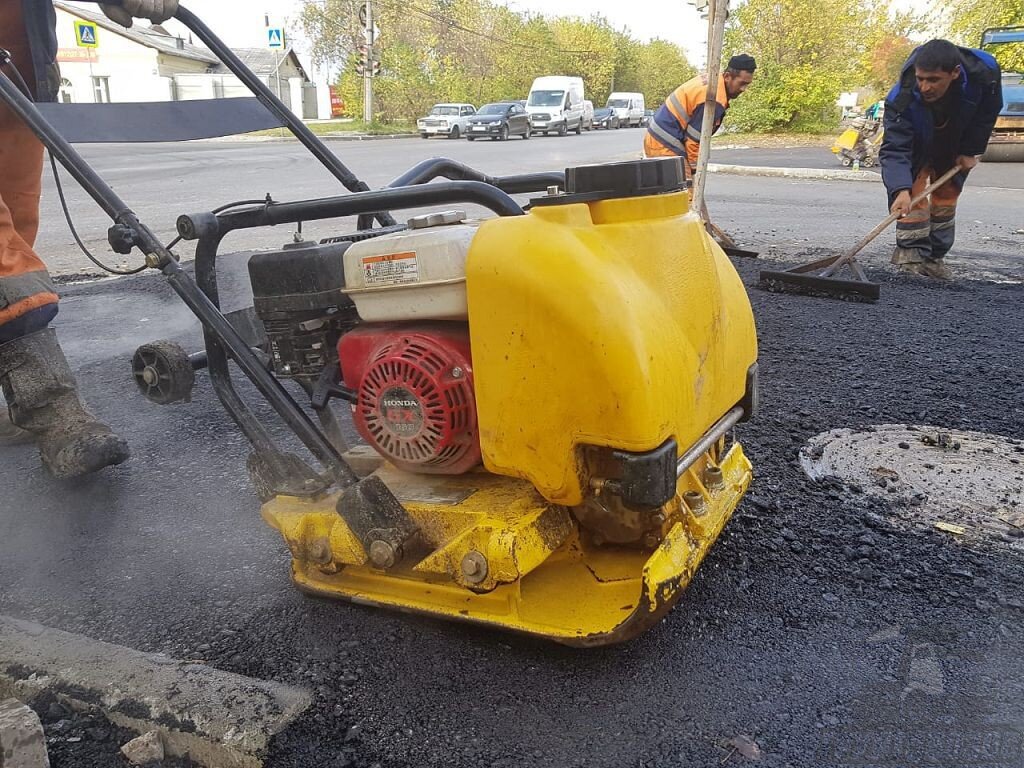 Процесс трамбовки горячего асфальта