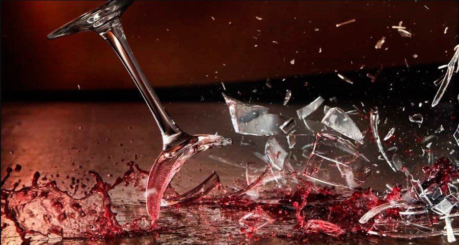 Дурной приметой считается разбить во время празднества тарелку, рюмку или стакан. Постарайтесь в эту ночь не испортить никому настроение и ничего не сломать. Нельзя из окна выбрасывать никакой мусор, даже если это фантики от конфет: а не то вам придется весь год «разгребать чужой мусор», т.е. заниматься решением проблем других людей, например, родственников или коллег.