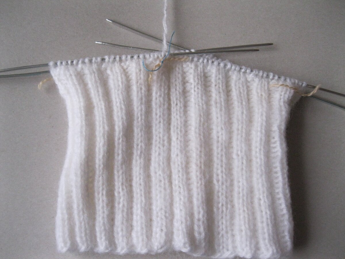 Начало рядов обозначено голубой ниточкой.