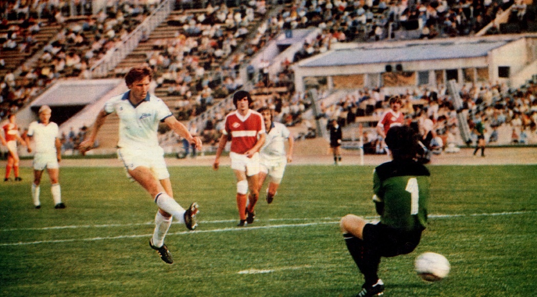 Ленинградец Владимир Клементьев атакует ворота московского «Спартака». Матч 1984 года «Спартак» - «Зенит» 2:3 / fc-dynamo.ru