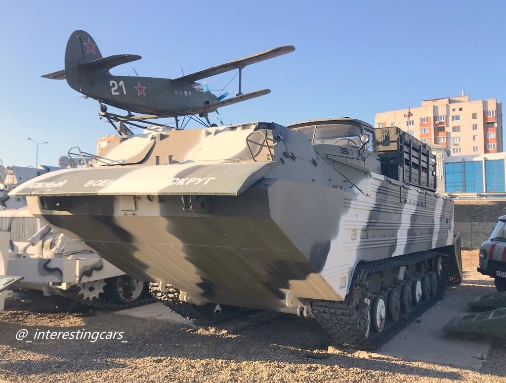 ПТС-2 -плавающий транспортер, разработан в 1961 году на Крюковском вагоностроительном заводе. Предназначен я переправы через водные преграды колесной и гусеничной техники