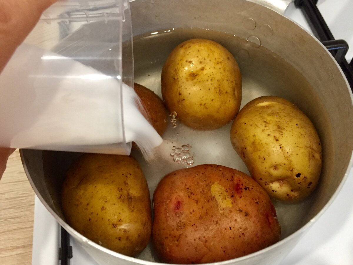 Шипит и пищит в соленой воде: картошка по-канарски