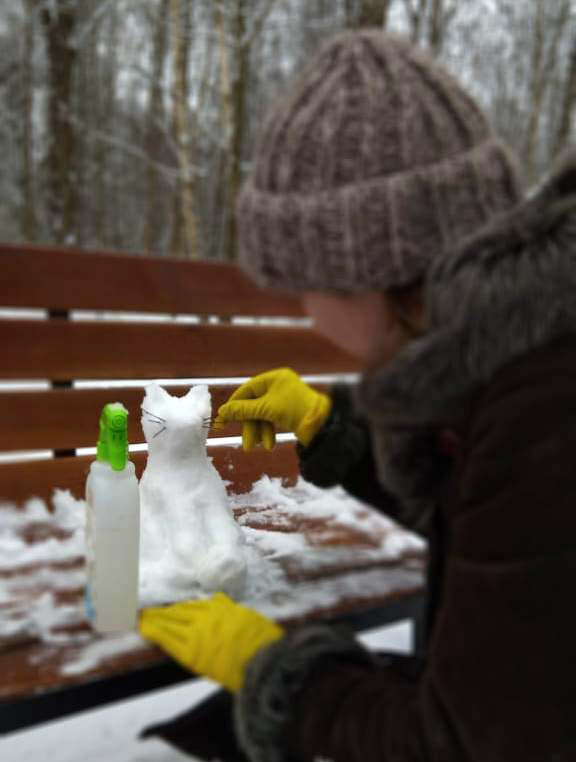 Слепила на скамейке фигурку сидящей кошечки. Использовала пульверизатор и резиновые перчатки поверх шерстяных.