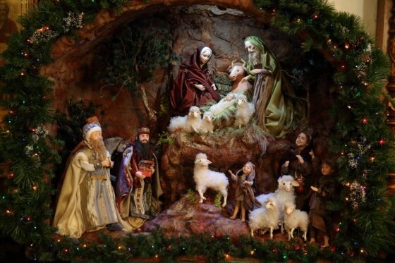 Вертеп, изображающий рождение Христа в хлеву и дары волхвов.