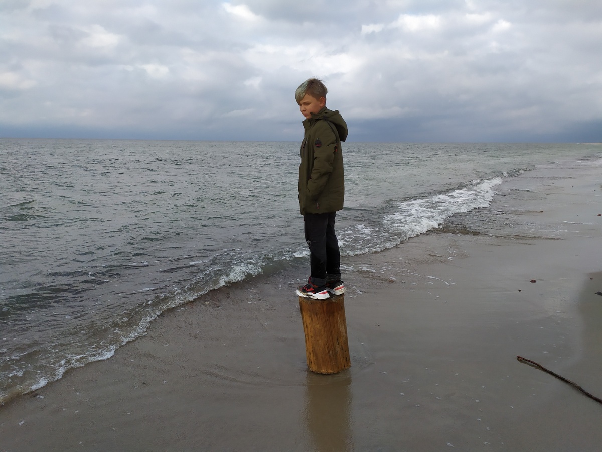 Мальчишка и море... Внук на берегу Балтики. Октябрь-2020, Куршская коса... Фото автора.