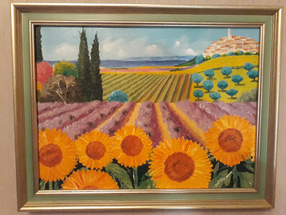 Эти картины нарисованы моей сестрой. Смотрите, какая радость!