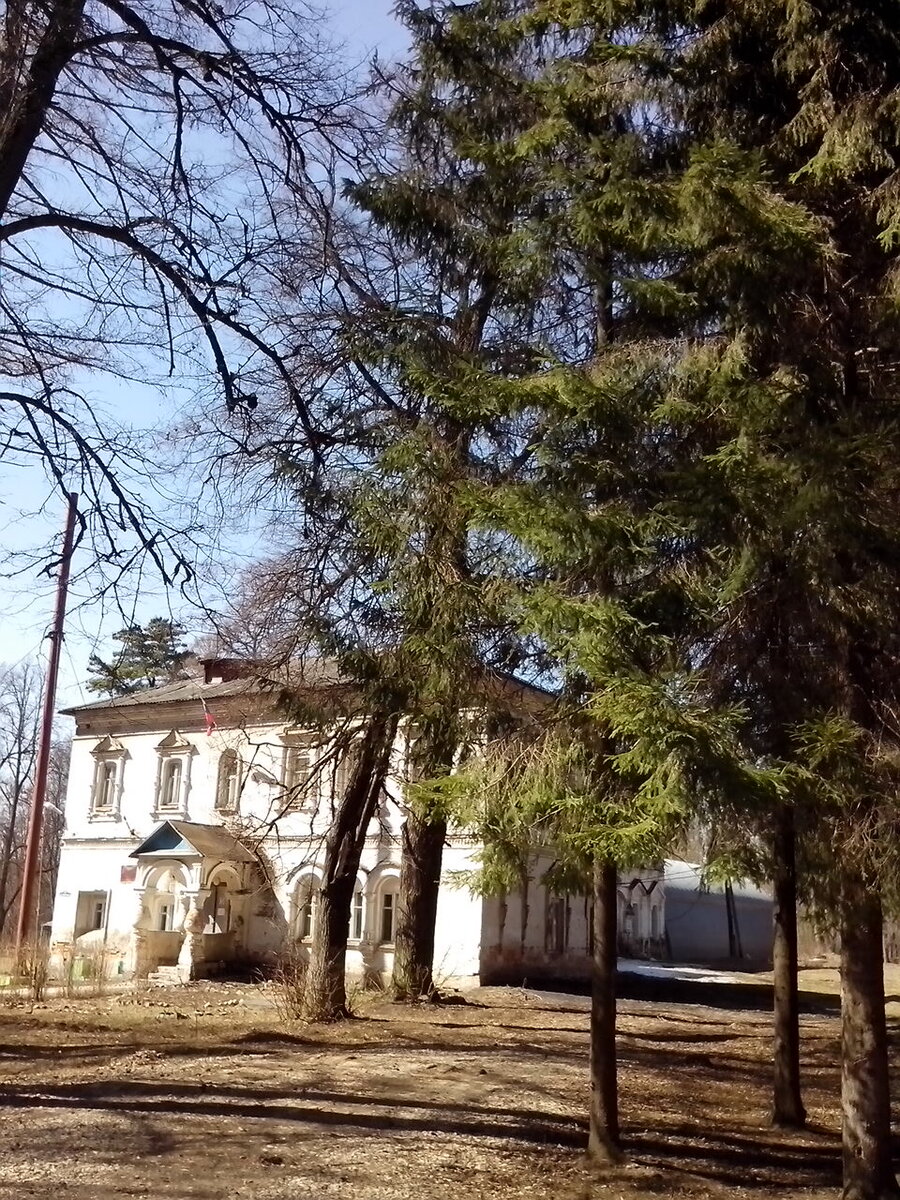 Усадебный дом, ныне - средняя школа в Барятино