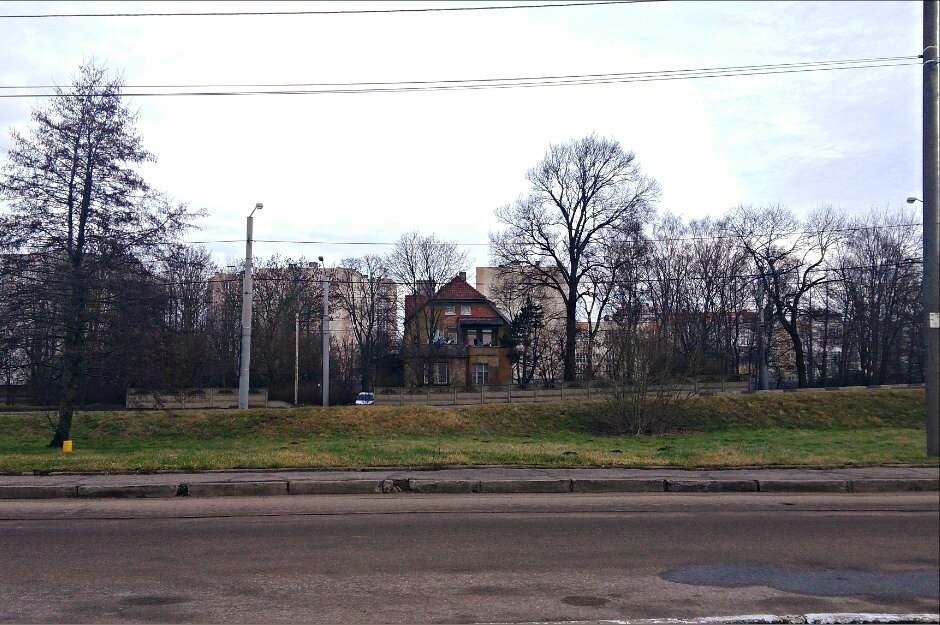 Вилла Эдит, гор. Калининград, пр-т Победы, д. 180, фото со стоянки магазина Светофор