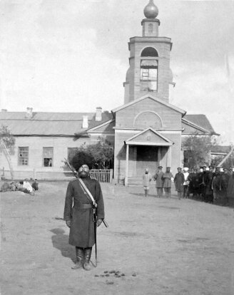 казак на посту у храма в Уральске