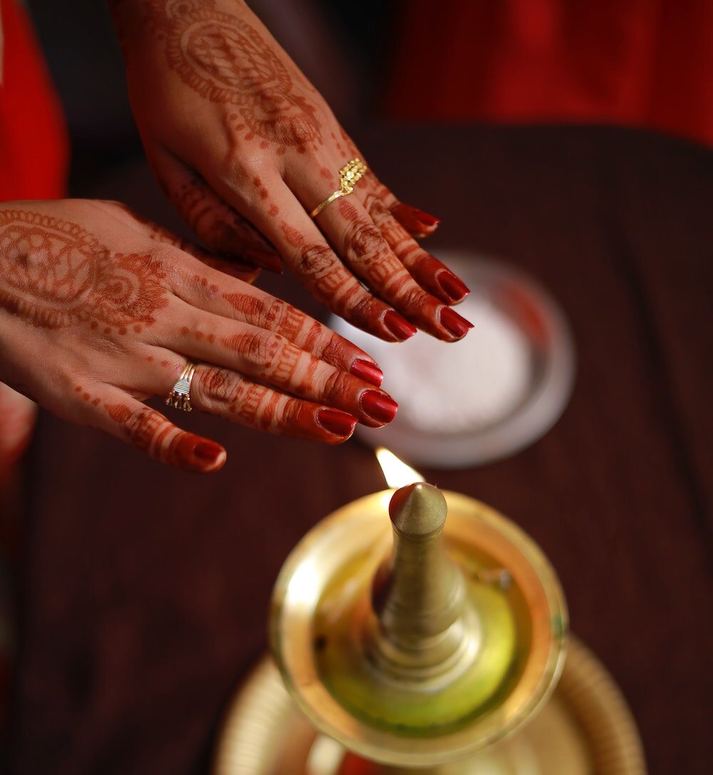 Мехенди часто украшают руки не только потому, что это красиво. На руках роспись хной держится дольше, чем на других частях тела