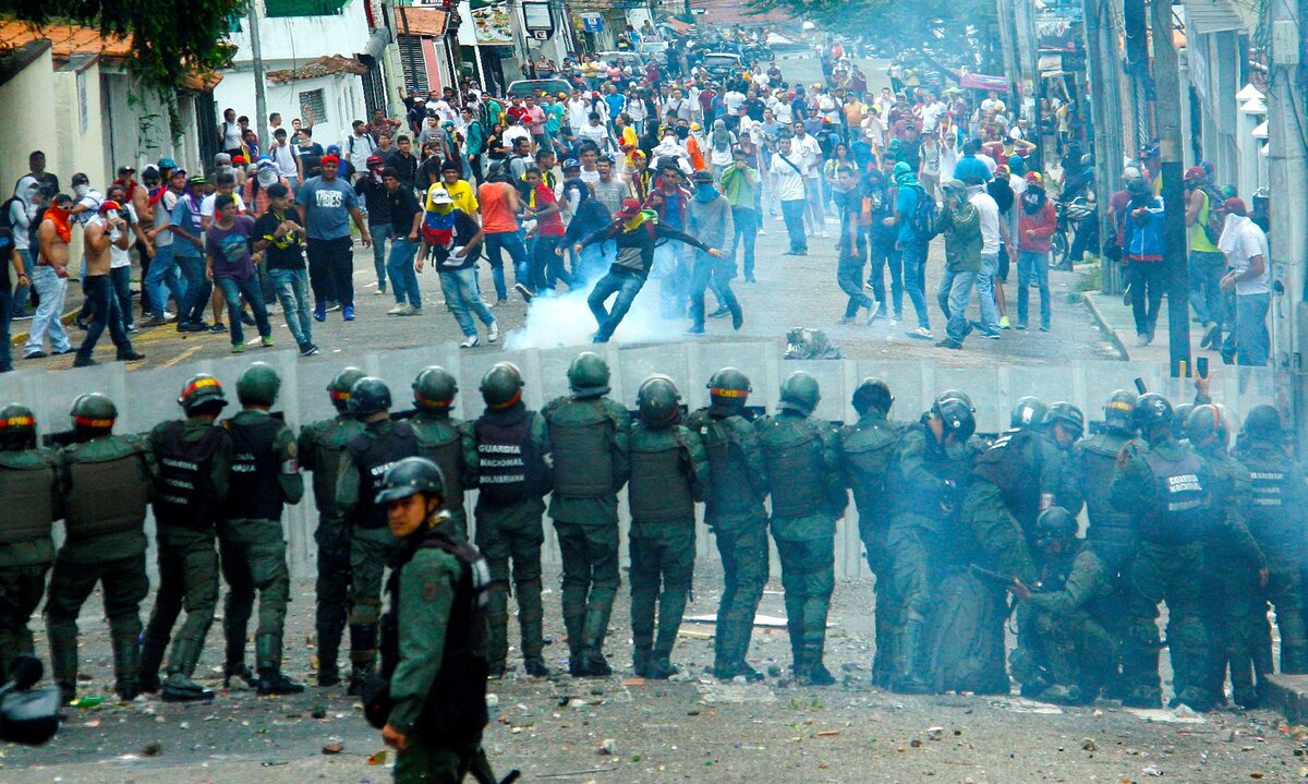 Фаза прямого вооруженного противостояние полиции и людей улицы