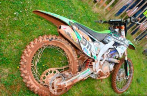 
Итак по какой то причине не уследили тот момент, когда появился люфт подшипников. Через некоторое время это замечаете и пытаетесь заменить. Снимаете колесо , а подшипники выпадают с посадочного места .