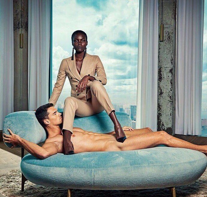 Реклама женских костюмов Suistudio. Современненько так.