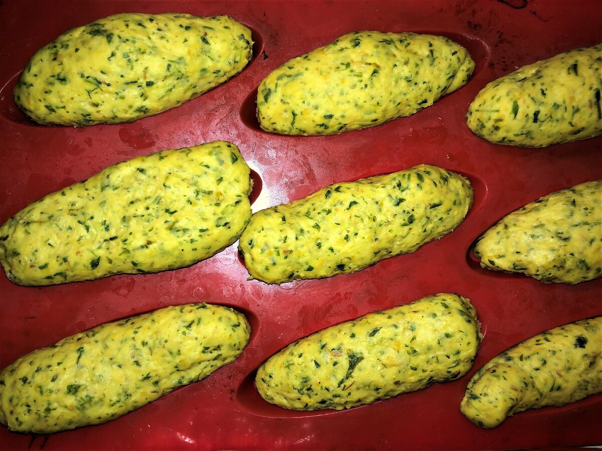 Тесто дрожжевое с зеленью в формах во время расстойки