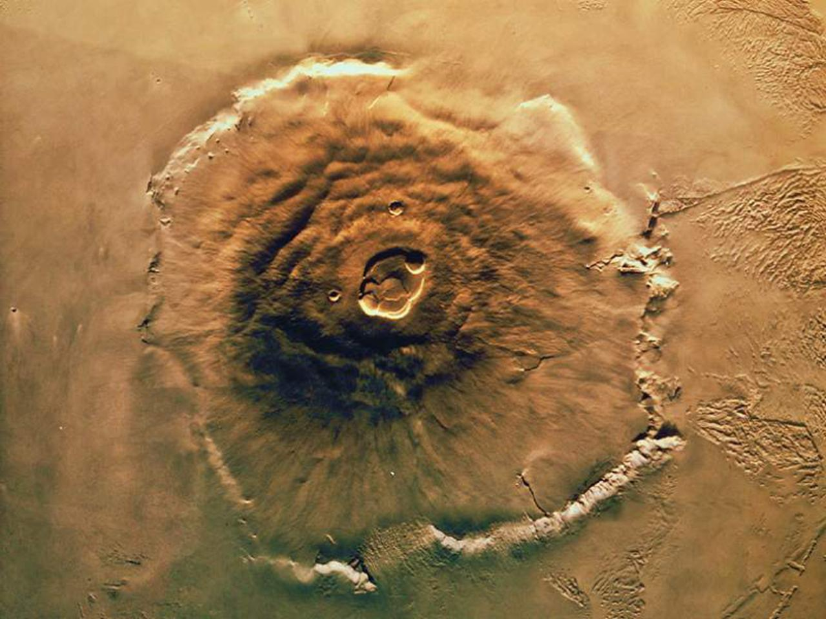 Высочайшая гора солнечной системы находится. Гора Олимп на Марсе. Вулкан Олимп Монс. Олимпус Монс на Марсе. Вулкан Олимпус Монс на Марсе.