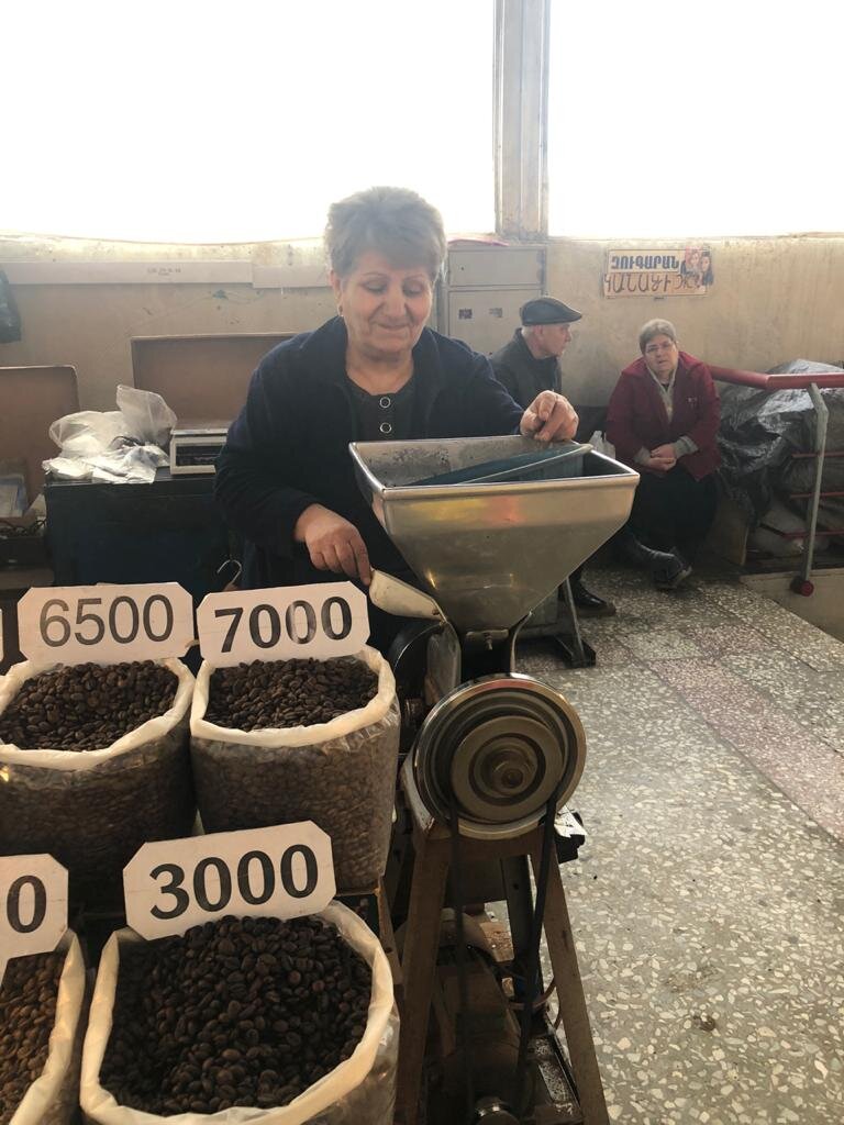 Любимое дело нужно делать с улыбкой! Помол кофе на центральном рынке в Ереване.