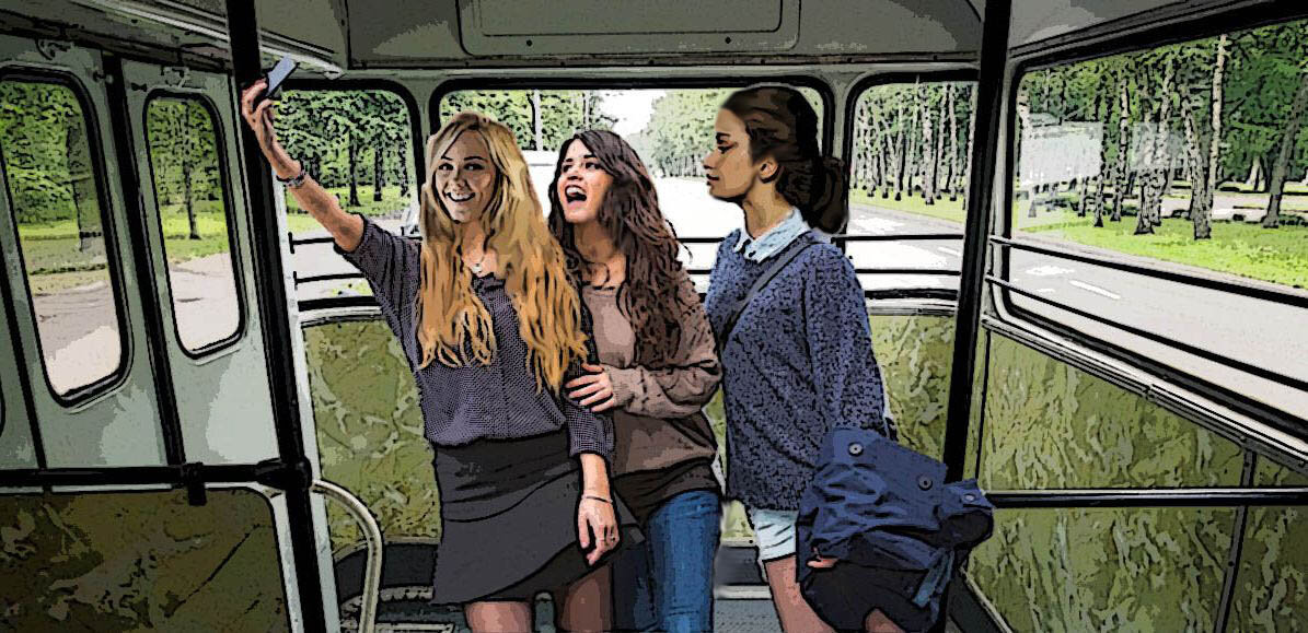 Иллюстрация. Девушки фотографируются для инстаграма 