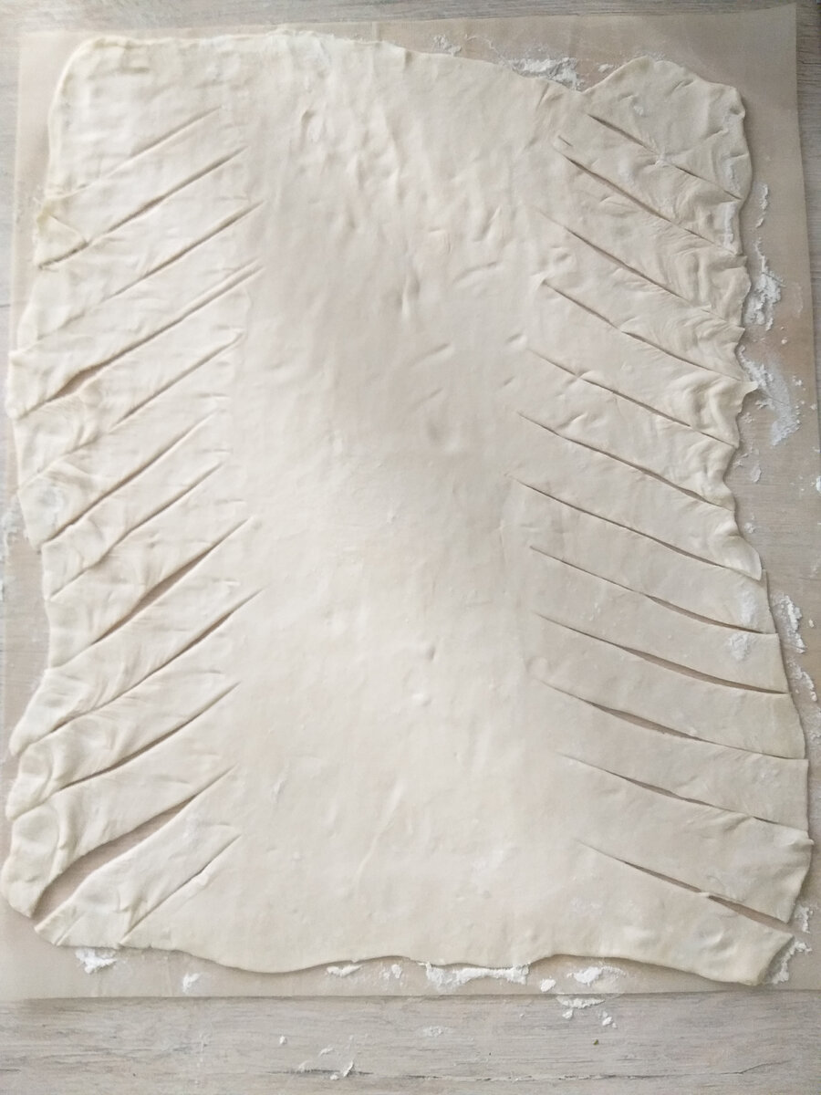 Именно так надо разрезать тесто по краям.