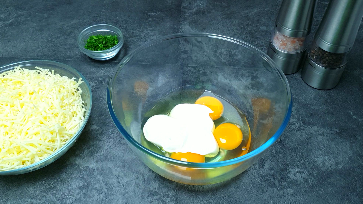 Фото можно листать влево