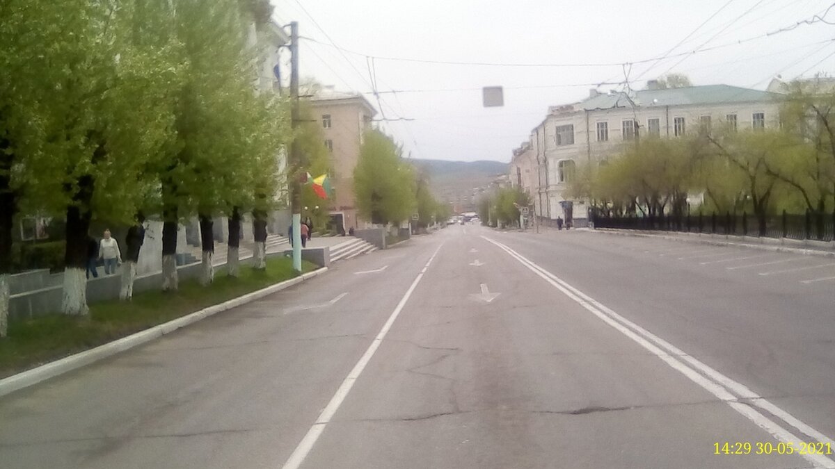 Фото автора.  Перекрытая для транспорта  дорога. Такое бывает редко. .Стою посреди перекрестка. В будни тут большой поток машин.