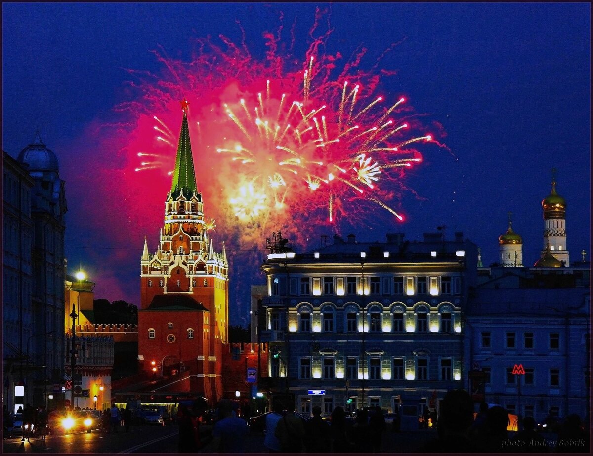 Праздничные салюты москвы. Москва Кремль салют. Салют "красная площадь". Салют Кремль 2022. Москва красный Кремль салют.