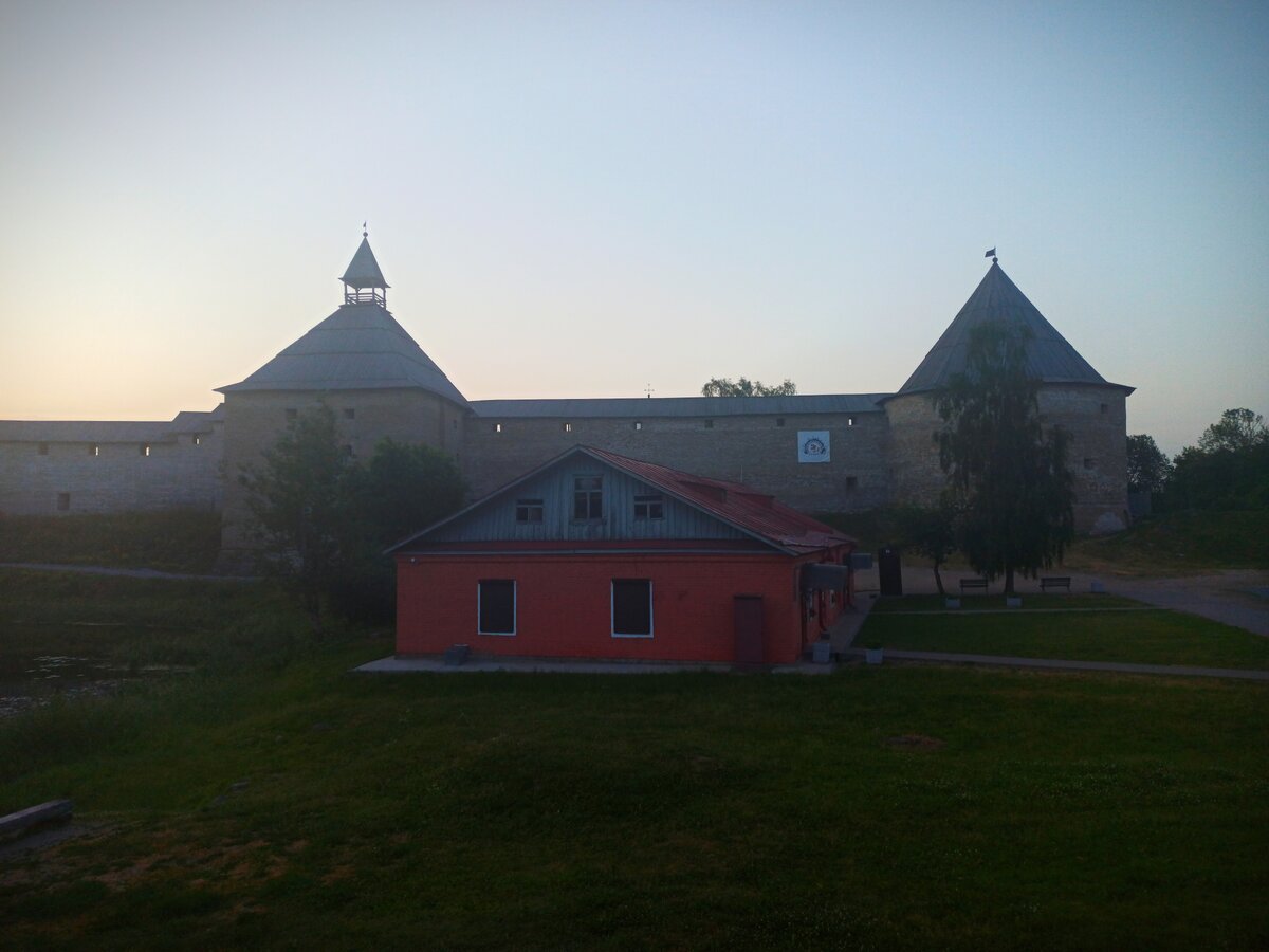 Староладожская крепость на рассвете