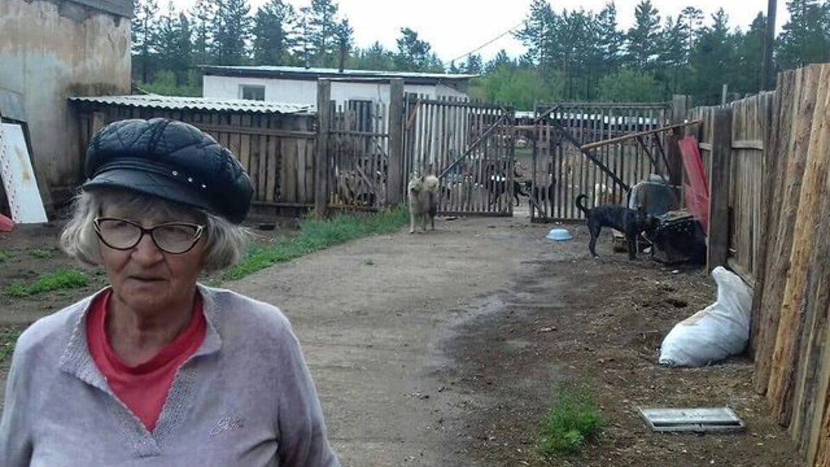 Людмила Алексеевна Левантуева. Возле будки - Пятнашка.