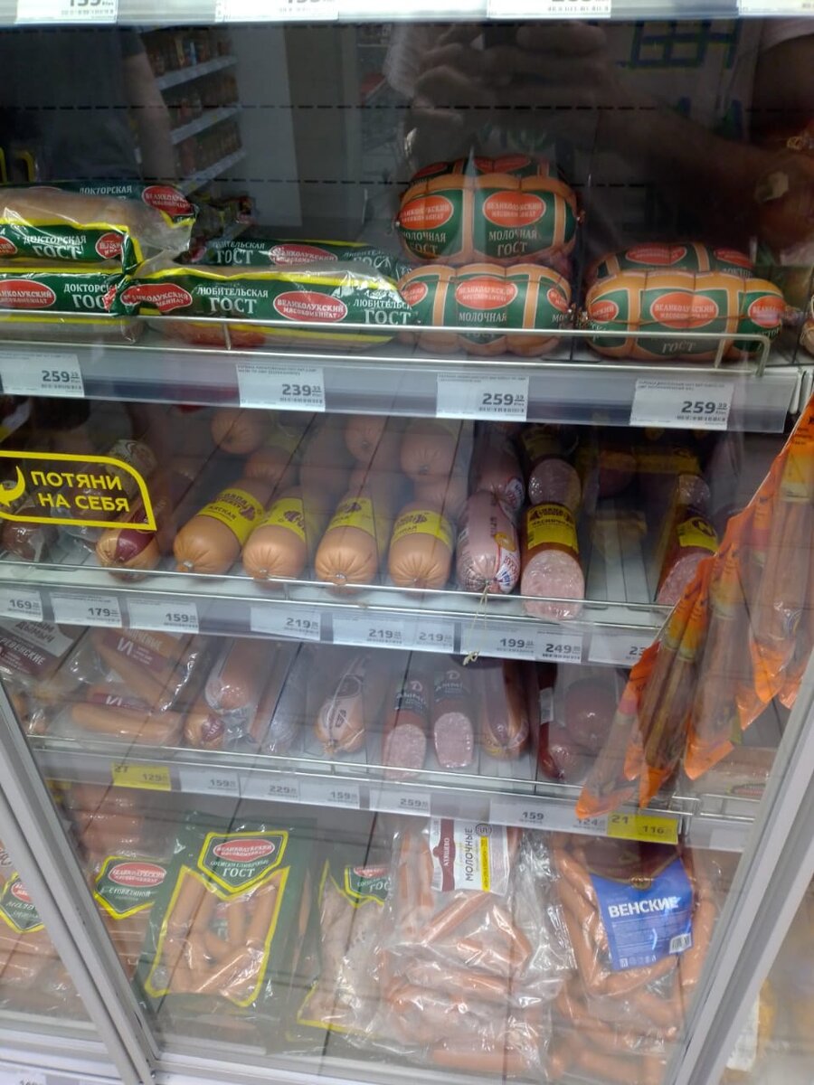 В Магните мы практически не нашли акций на колбасные изделия. (фото автора) 