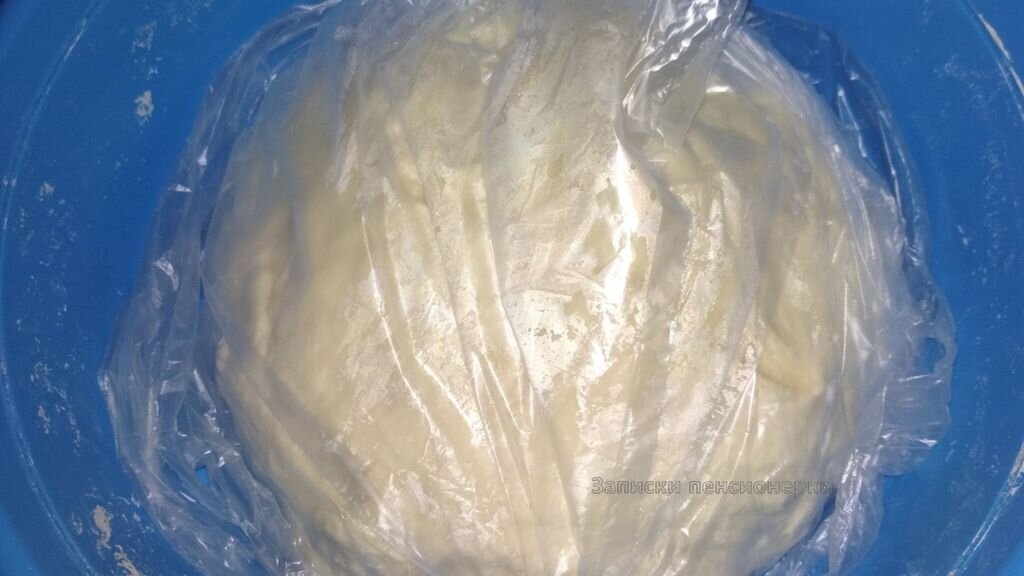 Дрожжевое тесто поднимается