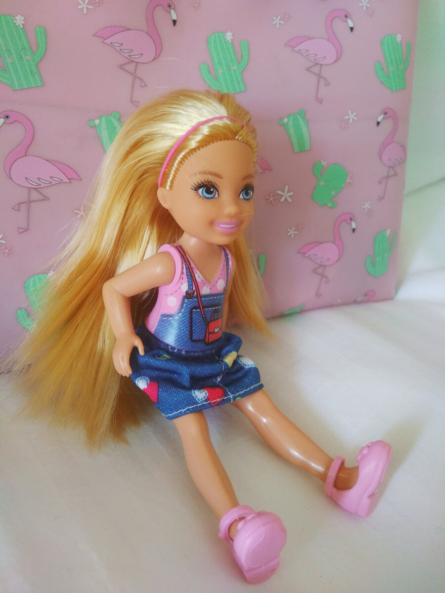 Моя куколка решила присесть,чтобы отдохнуть после долгой дороги