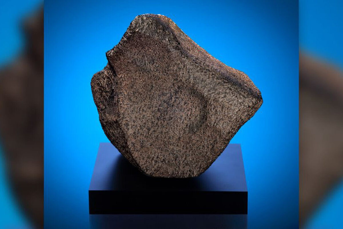 Фото: Метеорит Taoudenni 002. Изображение предоставлено Музеем минералов и драгоценных камней штата Мэн.