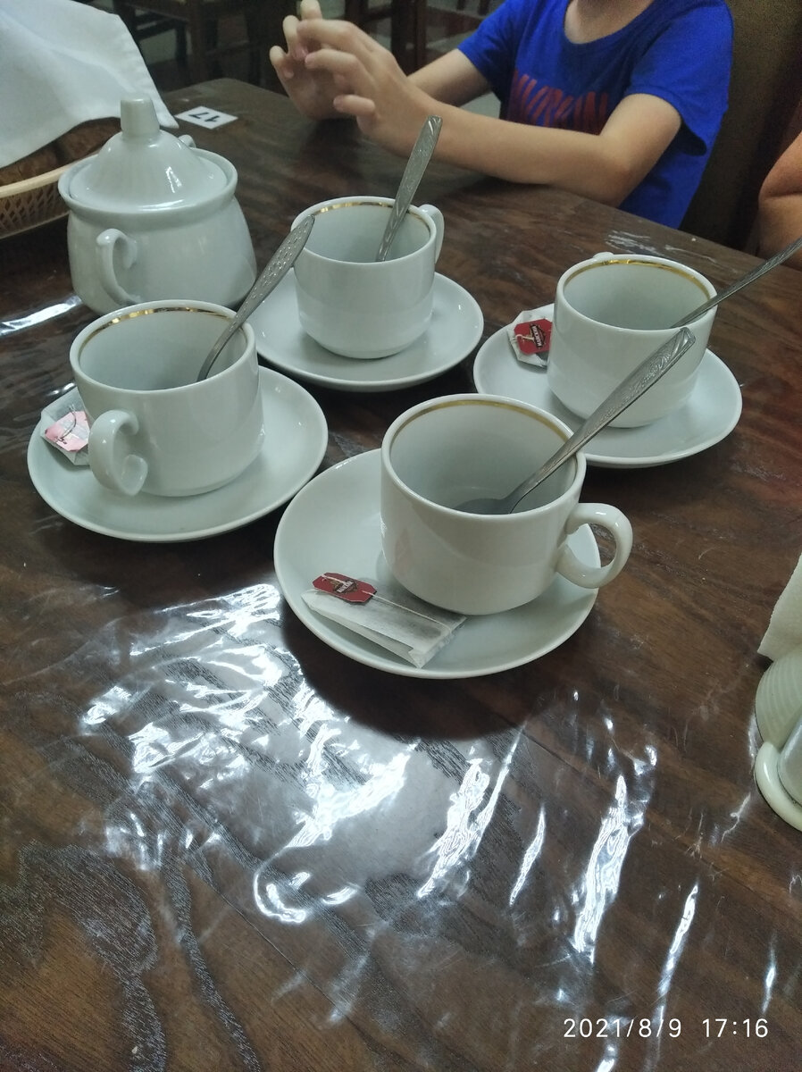 Просто фотка из столовой, ждём пока принесут кипяток.