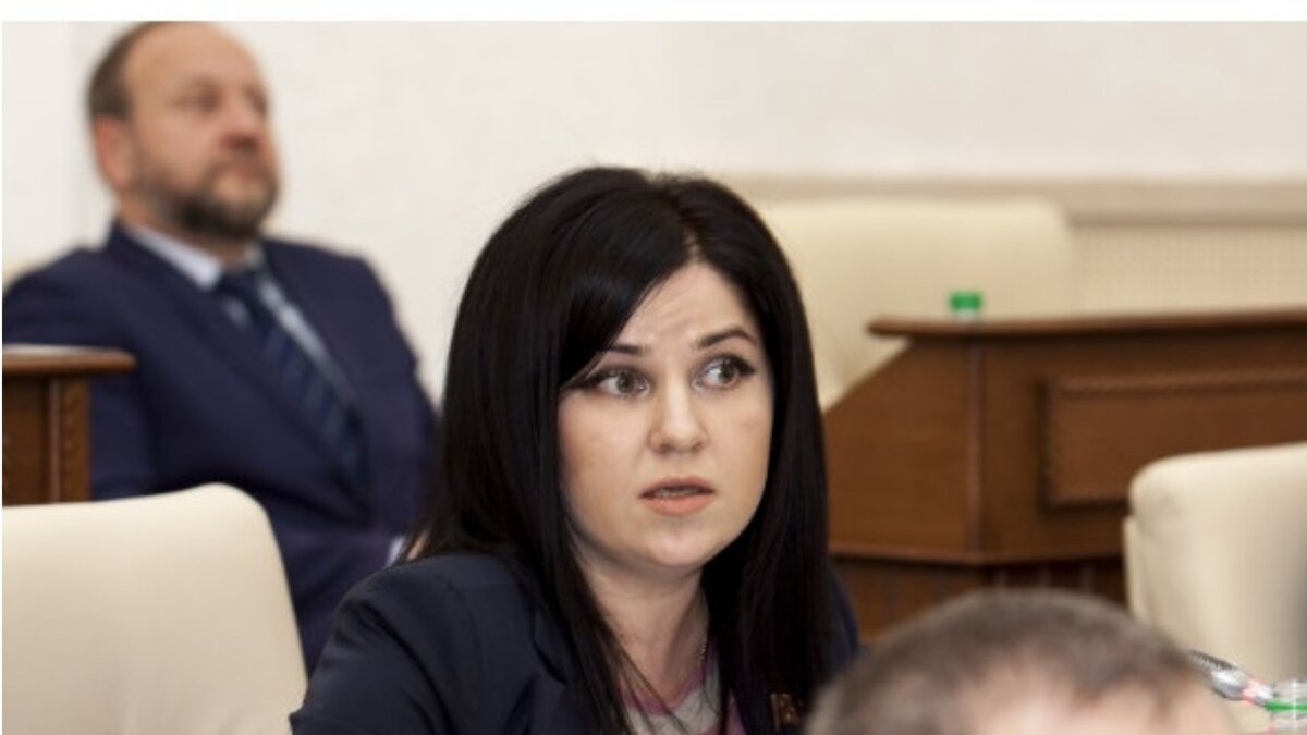 На одном из скандальных сайтов знакомств на неё тут же была размещена фейковая анкета. 