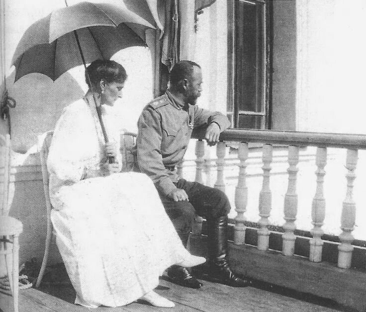 Их императорские величества на балконе дома в Тобольске (осень 1917 г.)